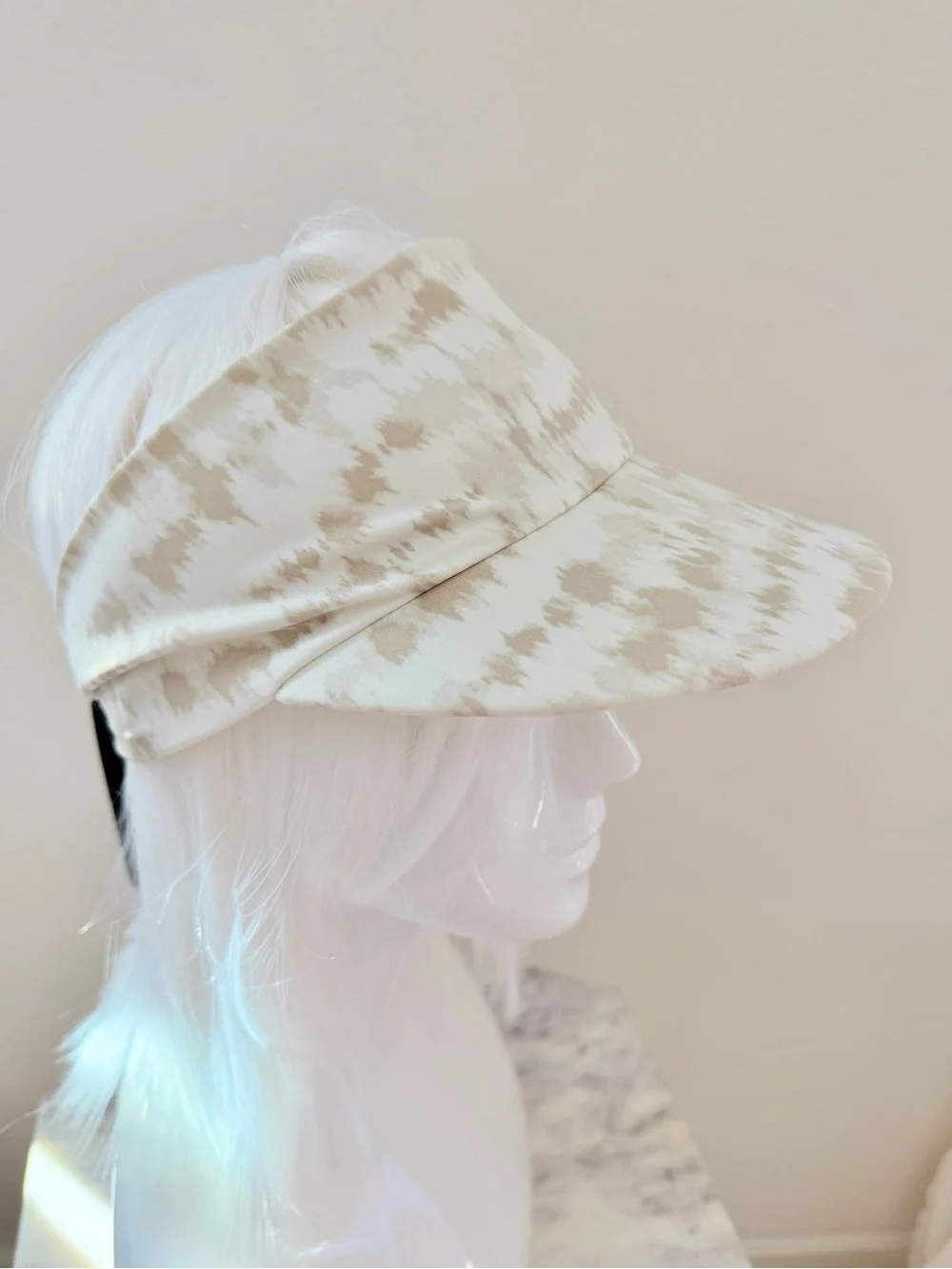 Under Armour UA Light Stretch Women's Visor Cap White Quartz / Timberwolf Taupe